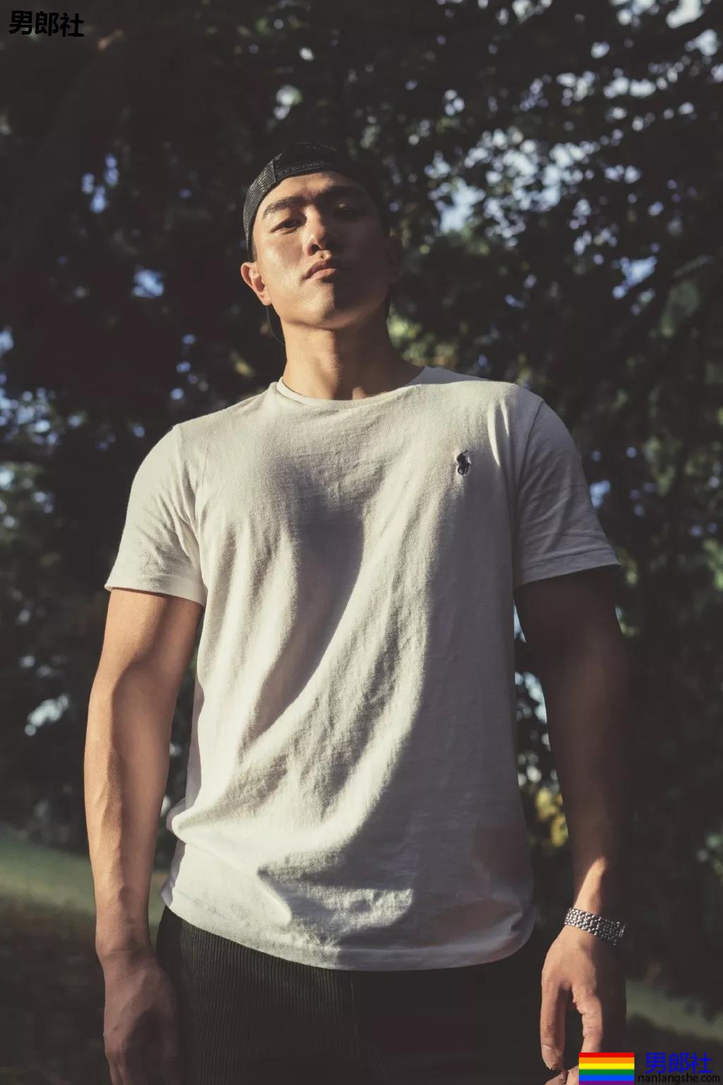 大长腿小狼狗脱衣拼实力！被摄影师宠爱的体育生小哥A爆了！ - 51虹马