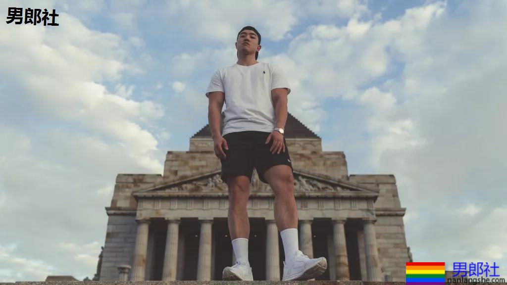 大长腿小狼狗脱衣拼实力！被摄影师宠爱的体育生小哥A爆了！ - 51虹马