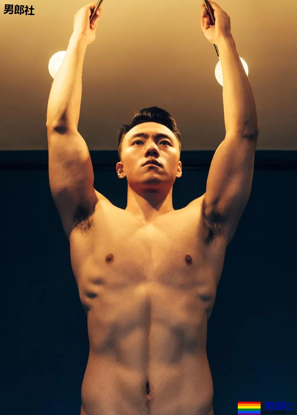 大长腿小狼狗脱衣拼实力！被摄影师宠爱的体育生小哥A爆了！ - 51虹马