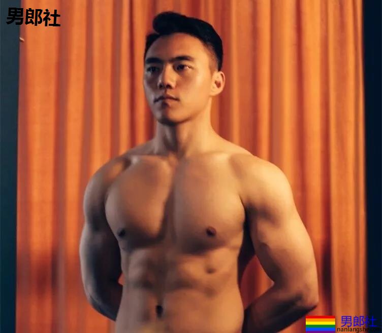 大长腿小狼狗脱衣拼实力！被摄影师宠爱的体育生小哥A爆了！ - 51虹马