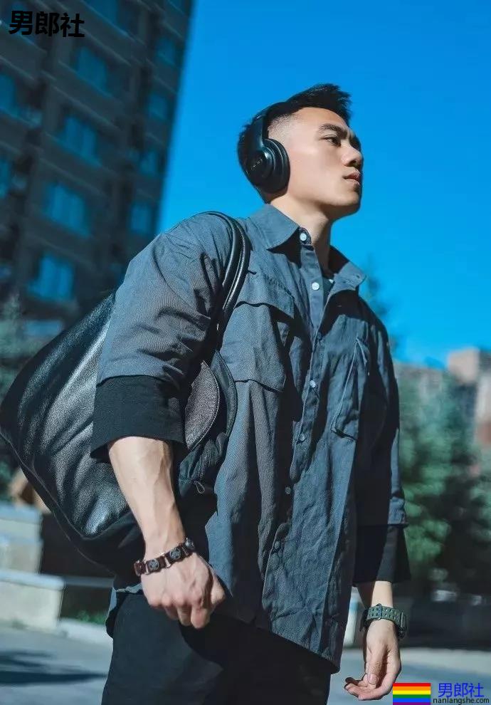 大长腿小狼狗脱衣拼实力！被摄影师宠爱的体育生小哥A爆了！ - 51虹马