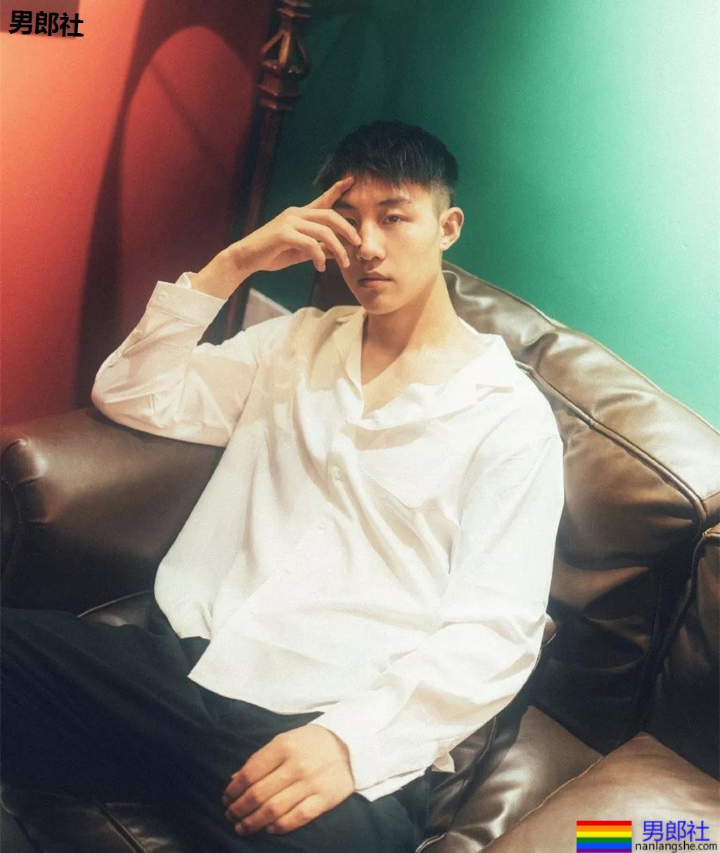 大长腿小狼狗脱衣拼实力！被摄影师宠爱的体育生小哥A爆了！ - 51虹马