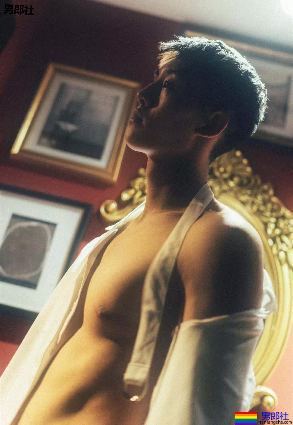 大长腿小狼狗脱衣拼实力！被摄影师宠爱的体育生小哥A爆了！ - 51虹马