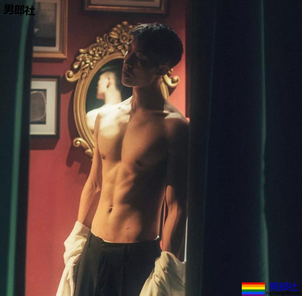 大长腿小狼狗脱衣拼实力！被摄影师宠爱的体育生小哥A爆了！ - 51虹马