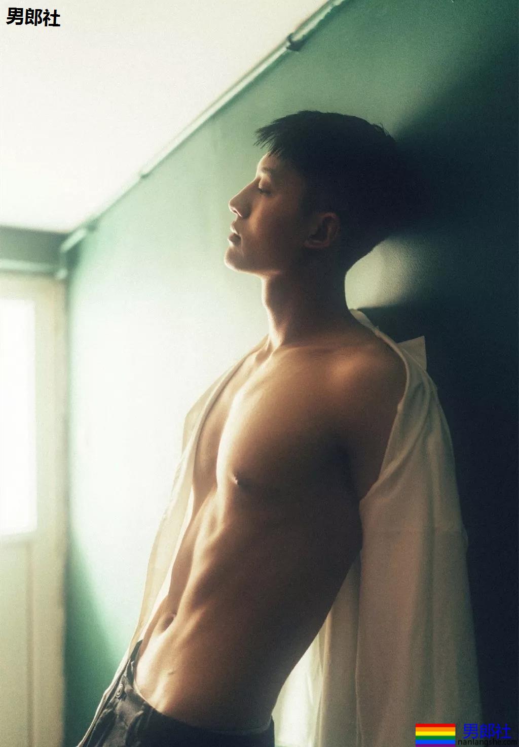 大长腿小狼狗脱衣拼实力！被摄影师宠爱的体育生小哥A爆了！ - 51虹马