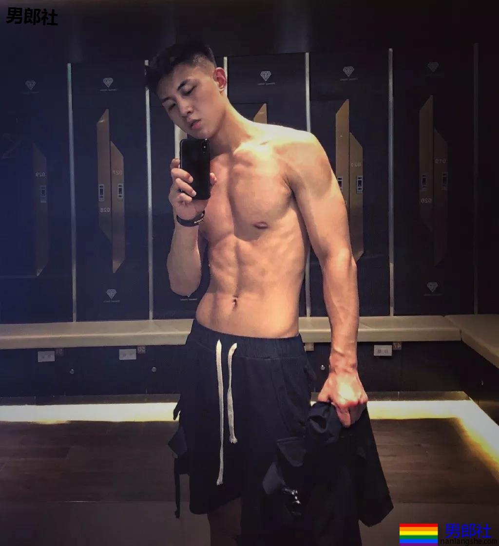 大长腿小狼狗脱衣拼实力！被摄影师宠爱的体育生小哥A爆了！ - 51虹马