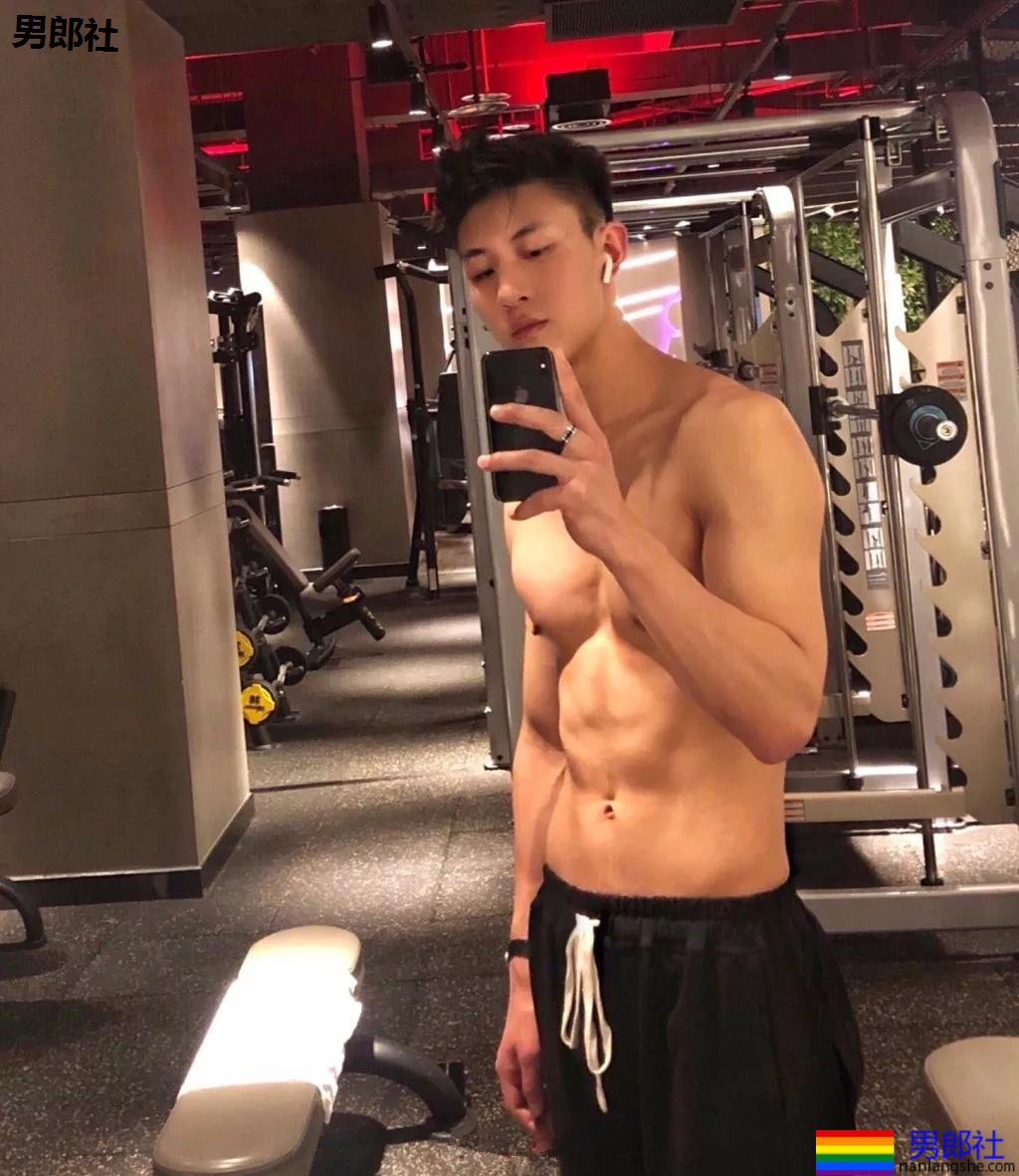 大长腿小狼狗脱衣拼实力！被摄影师宠爱的体育生小哥A爆了！ - 51虹马