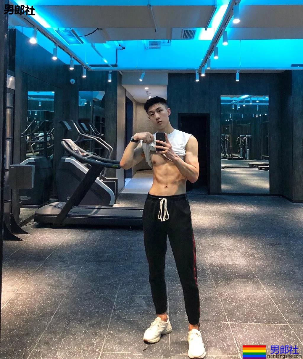 大长腿小狼狗脱衣拼实力！被摄影师宠爱的体育生小哥A爆了！ - 51虹马