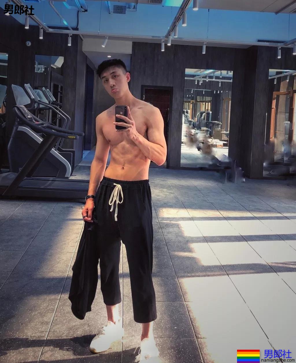 大长腿小狼狗脱衣拼实力！被摄影师宠爱的体育生小哥A爆了！ - 51虹马