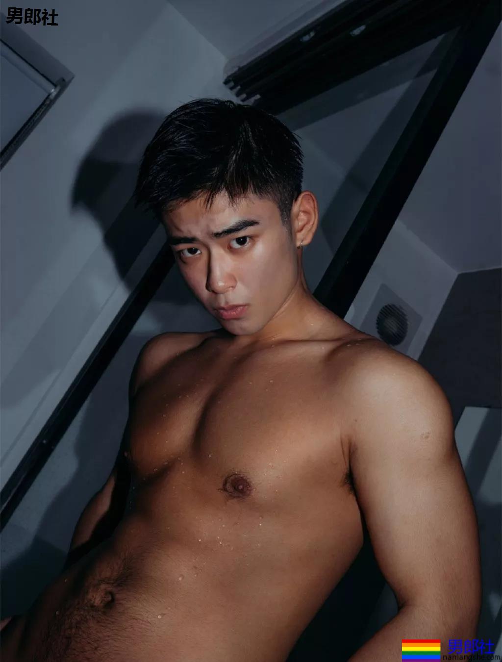 大长腿小狼狗脱衣拼实力！被摄影师宠爱的体育生小哥A爆了！ - 51虹马