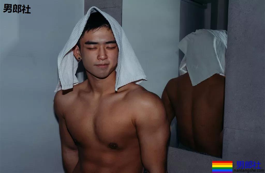 大长腿小狼狗脱衣拼实力！被摄影师宠爱的体育生小哥A爆了！ - 51虹马