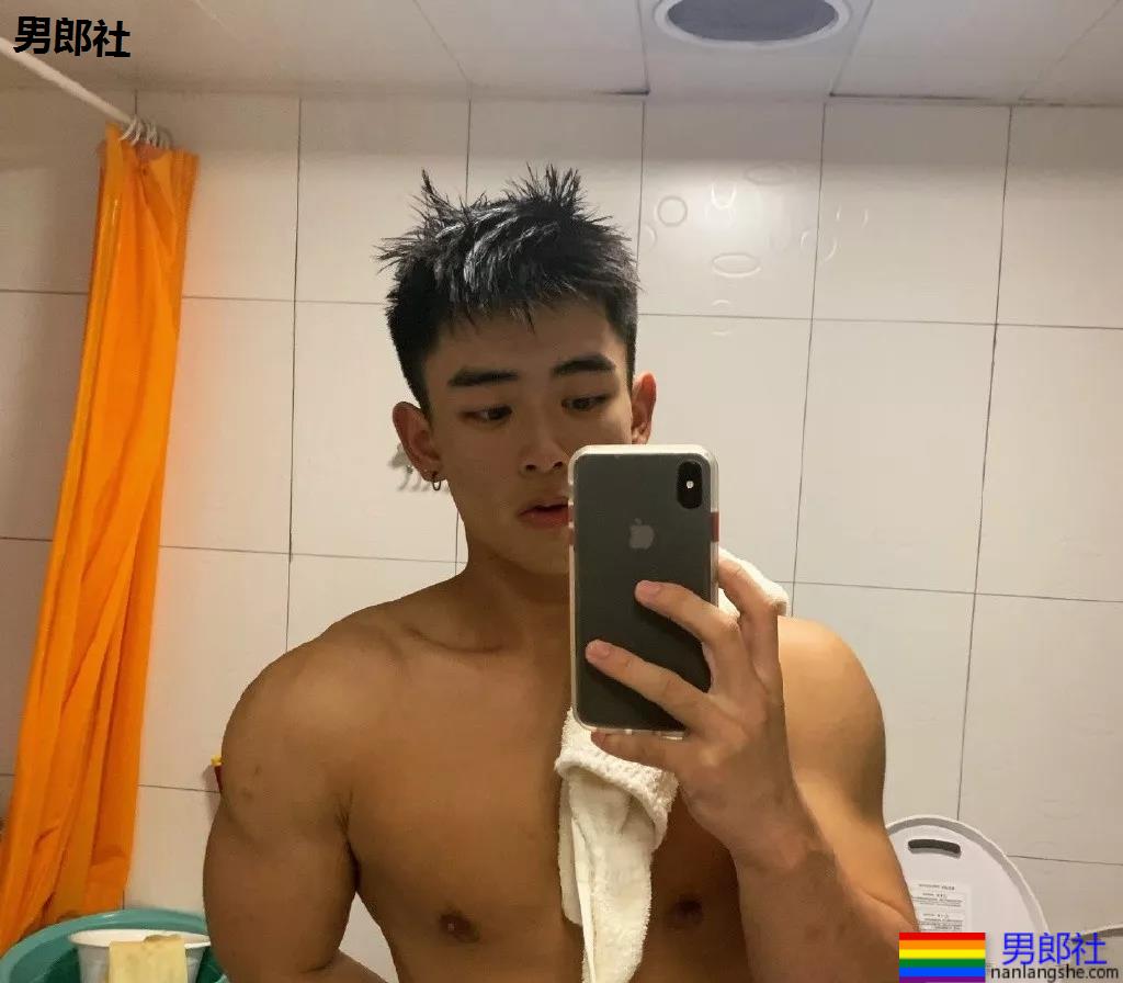 大长腿小狼狗脱衣拼实力！被摄影师宠爱的体育生小哥A爆了！ - 51虹马