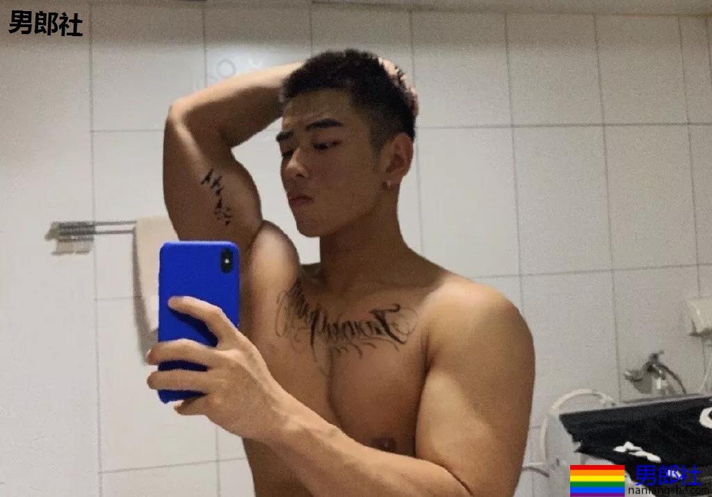 大长腿小狼狗脱衣拼实力！被摄影师宠爱的体育生小哥A爆了！ - 51虹马