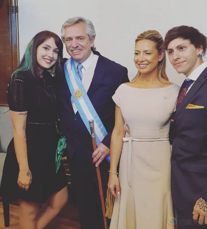 阿根廷新总统就职，儿子带着彩虹旗出席仪式 - 51虹马