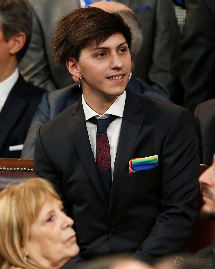 阿根廷新总统就职，儿子带着彩虹旗出席仪式 - 51虹马