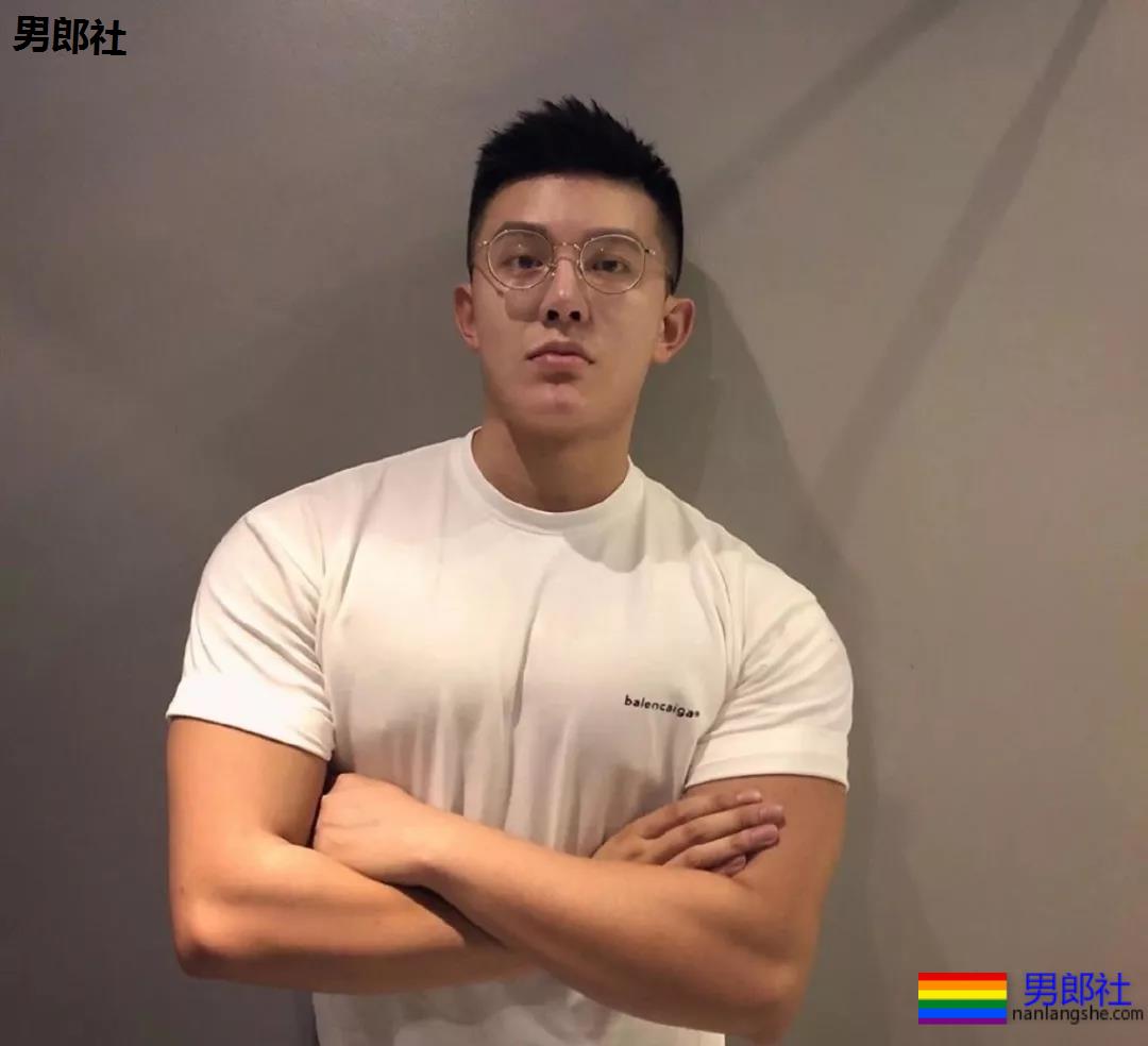 短发肌肉筋肉男，真的帅~ - 51虹马