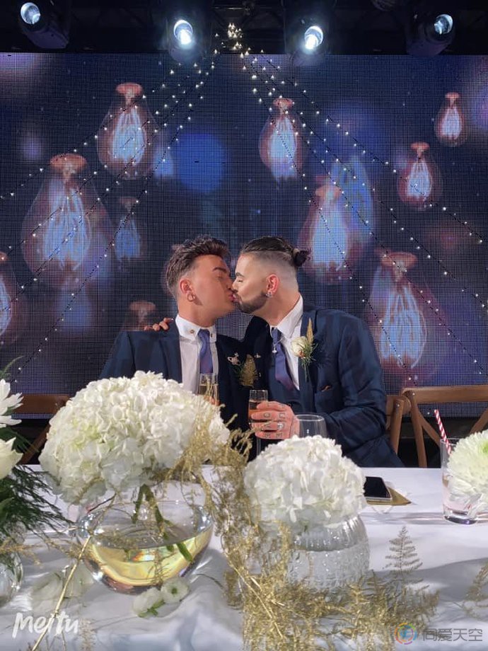 变装皇后秀冠军和男友举行婚礼 - 51虹马