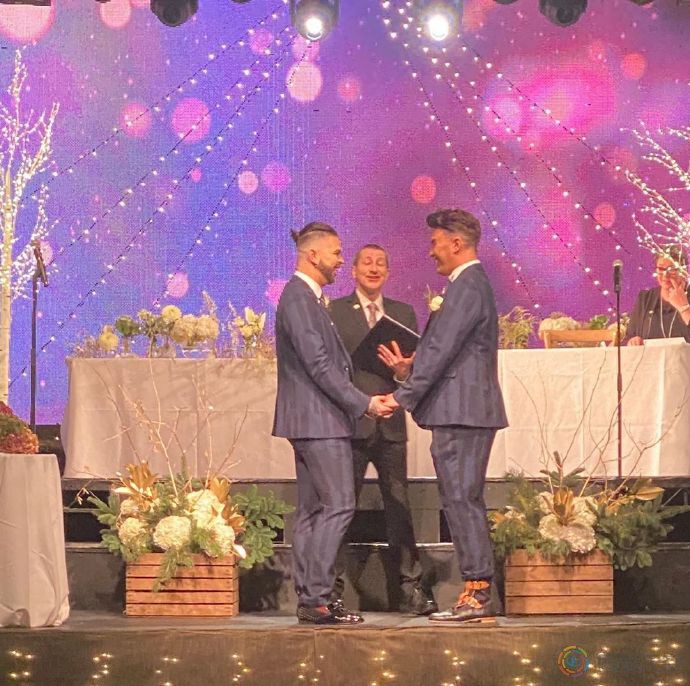 变装皇后秀冠军和男友举行婚礼 - 51虹马