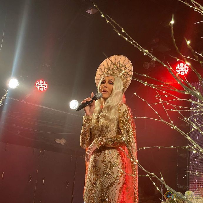 变装皇后秀冠军和男友举行婚礼 - 51虹马