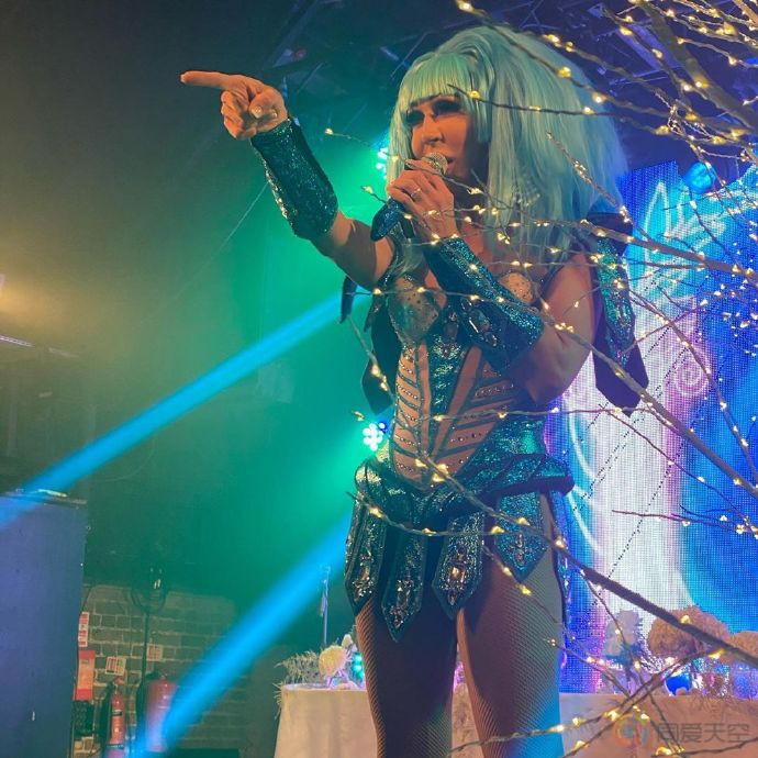 变装皇后秀冠军和男友举行婚礼 - 51虹马