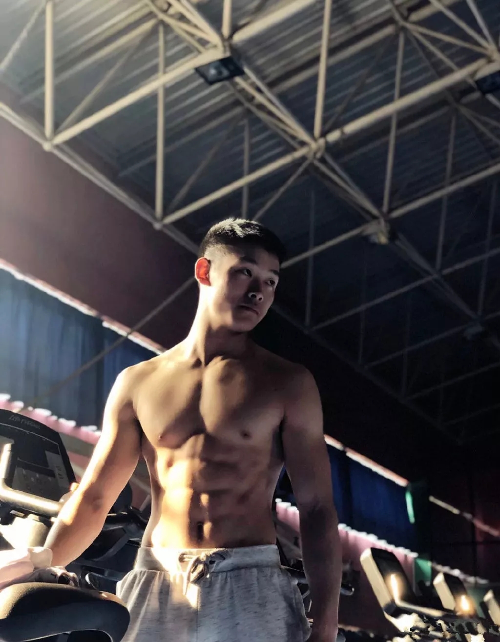 98年直男体育生，拍照总爱岔开腿，姿势豪放的小狼狗？-51虹马