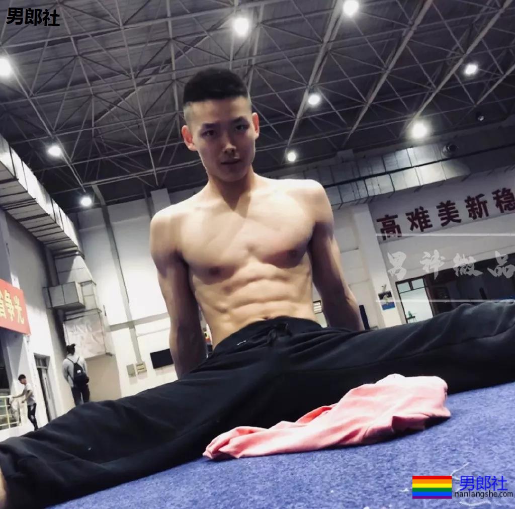 98年直男体育生,拍照总爱岔开腿,姿势豪放的小狼狗? - 51虹马 98年直男体育生,拍照总爱岔开腿,姿势豪放的小狼狗? - 51虹马