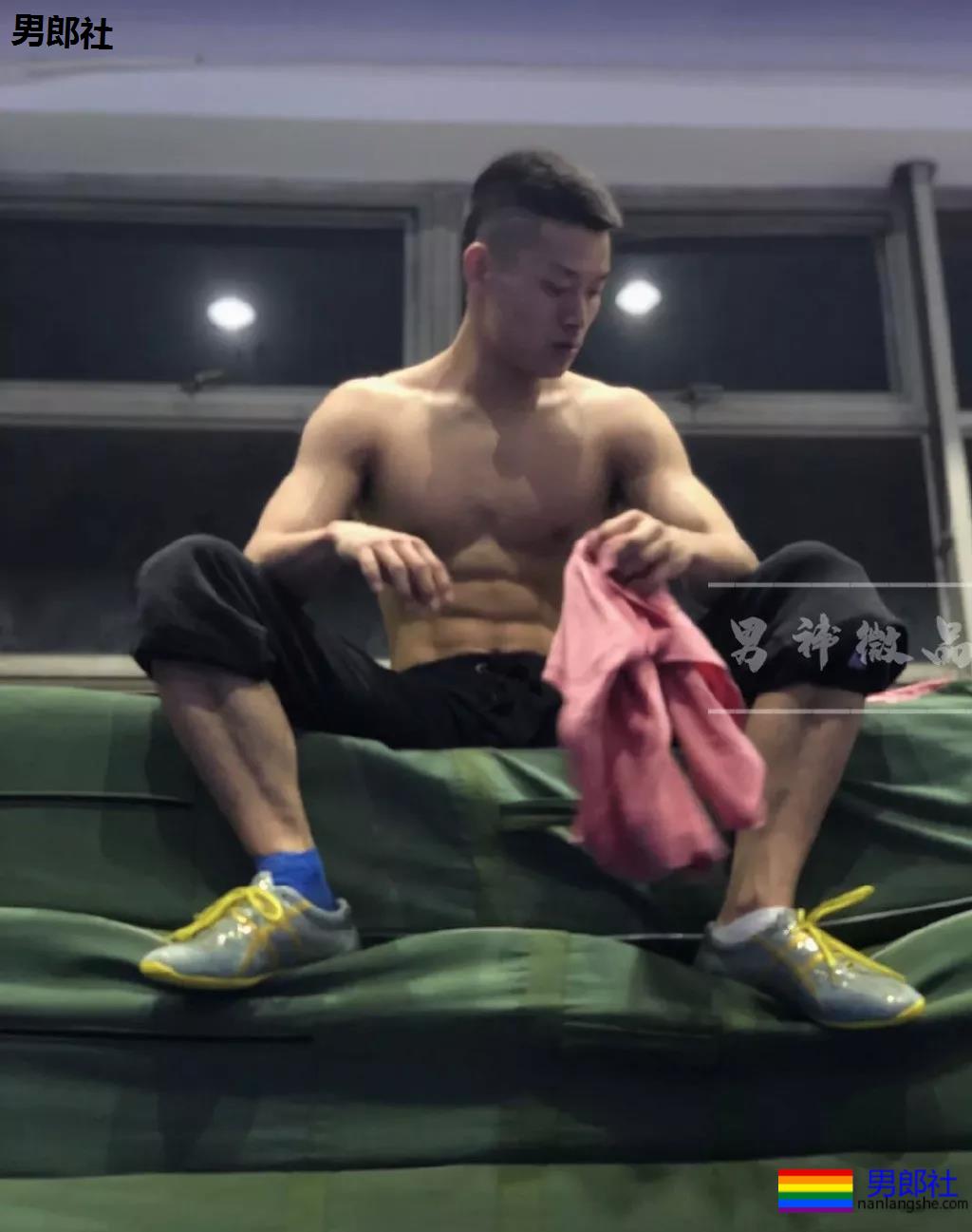 98年直男体育生,拍照总爱岔开腿,姿势豪放的小狼狗? - 51虹马 98年直男体育生,拍照总爱岔开腿,姿势豪放的小狼狗? - 51虹马