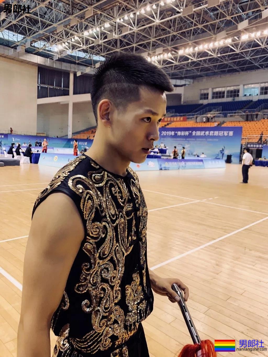 98年直男体育生,拍照总爱岔开腿,姿势豪放的小狼狗? - 51虹马 98年直男体育生,拍照总爱岔开腿,姿势豪放的小狼狗? - 51虹马