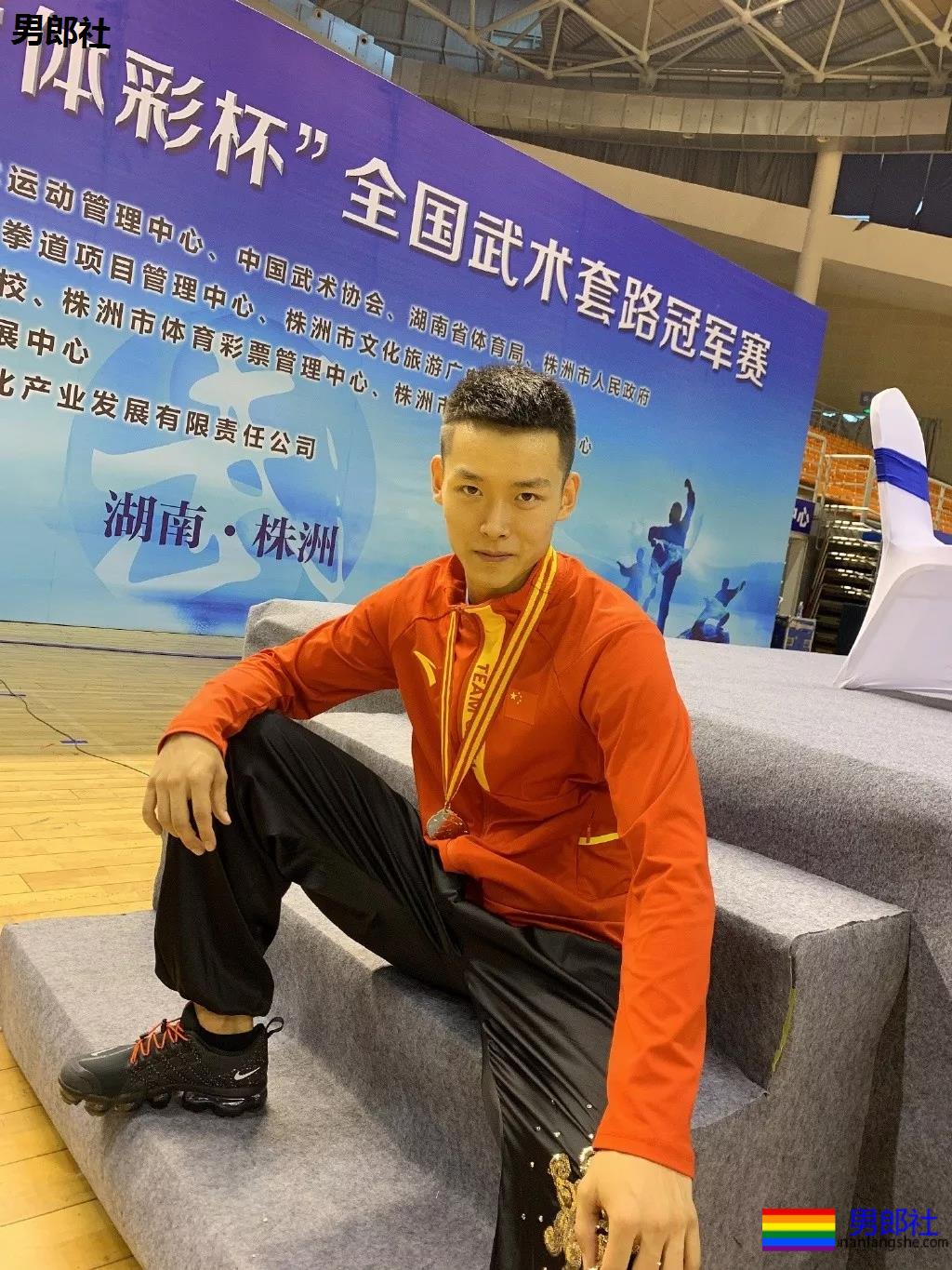 98年直男体育生,拍照总爱岔开腿,姿势豪放的小狼狗? - 51虹马 98年直男体育生,拍照总爱岔开腿,姿势豪放的小狼狗? - 51虹马