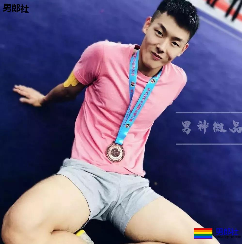 98年直男体育生,拍照总爱岔开腿,姿势豪放的小狼狗? - 51虹马 98年直男体育生,拍照总爱岔开腿,姿势豪放的小狼狗? - 51虹马