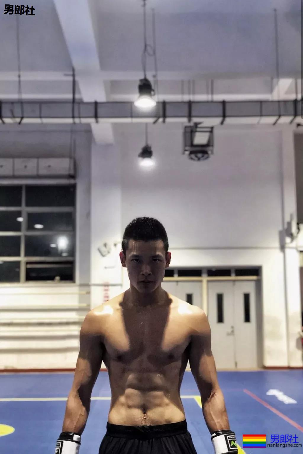 98年直男体育生,拍照总爱岔开腿,姿势豪放的小狼狗? - 51虹马 98年直男体育生,拍照总爱岔开腿,姿势豪放的小狼狗? - 51虹马