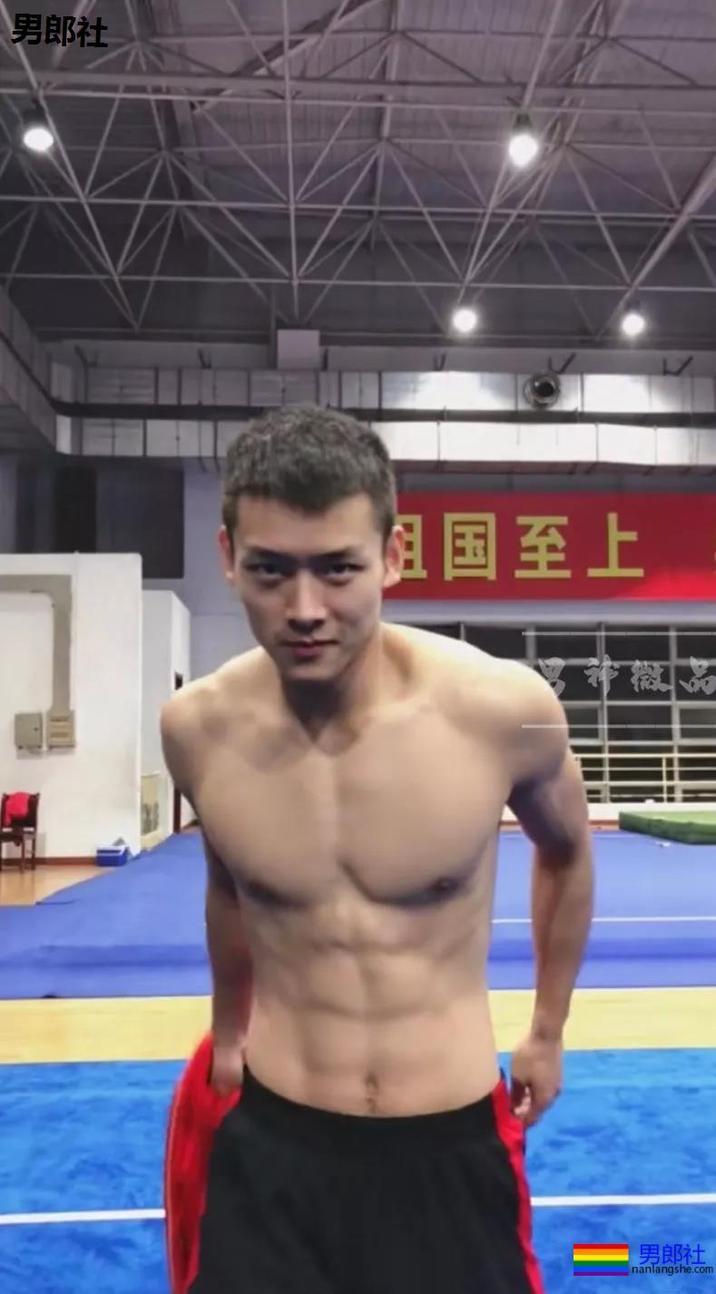 98年直男体育生,拍照总爱岔开腿,姿势豪放的小狼狗? - 51虹马 98年直男体育生,拍照总爱岔开腿,姿势豪放的小狼狗? - 51虹马