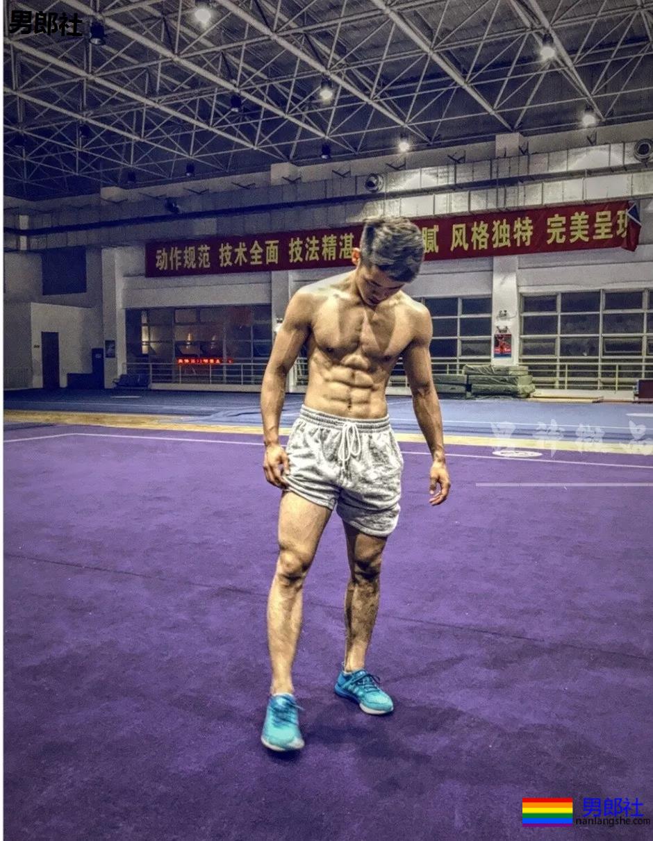 98年直男体育生,拍照总爱岔开腿,姿势豪放的小狼狗? - 51虹马 98年直男体育生,拍照总爱岔开腿,姿势豪放的小狼狗? - 51虹马