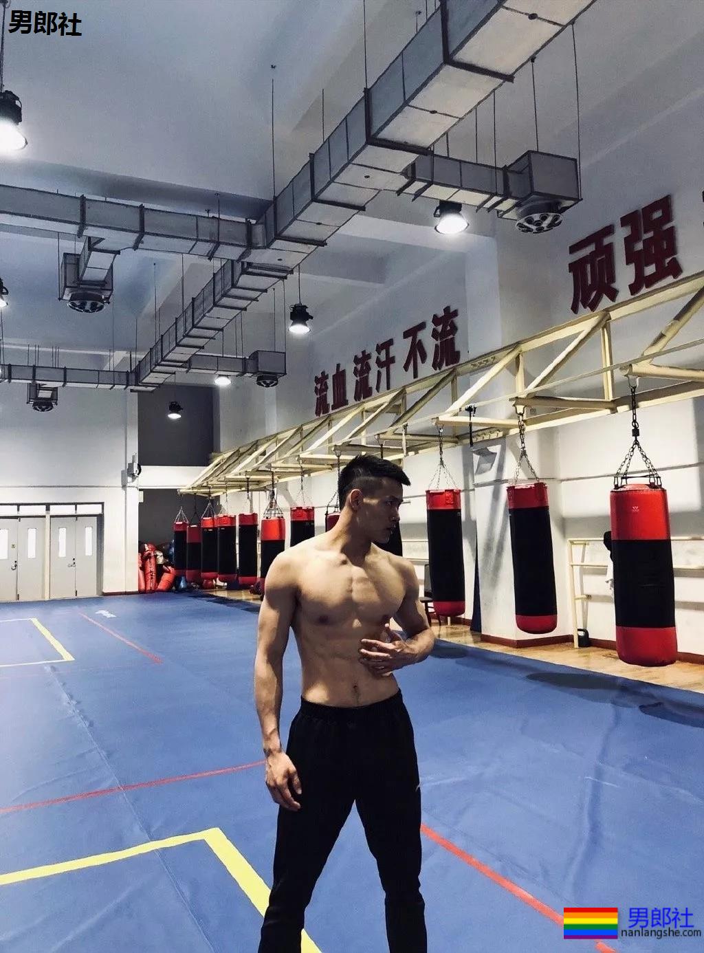 98年直男体育生,拍照总爱岔开腿,姿势豪放的小狼狗? - 51虹马 98年直男体育生,拍照总爱岔开腿,姿势豪放的小狼狗? - 51虹马