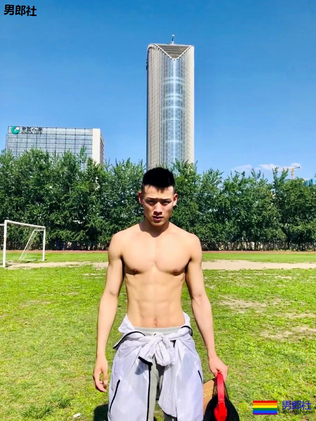 98年直男体育生,拍照总爱岔开腿,姿势豪放的小狼狗? - 51虹马 98年直男体育生,拍照总爱岔开腿,姿势豪放的小狼狗? - 51虹马