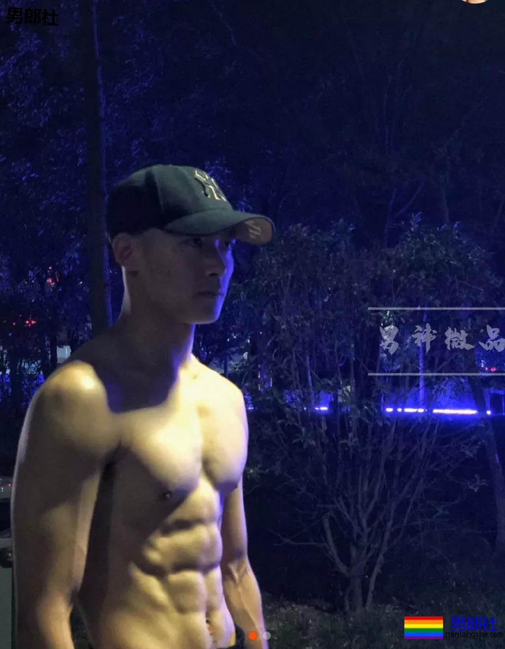 98年直男体育生,拍照总爱岔开腿,姿势豪放的小狼狗? - 51虹马 98年直男体育生,拍照总爱岔开腿,姿势豪放的小狼狗? - 51虹马