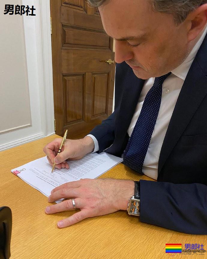 北爱尔兰大臣签署同性婚姻法案-51虹马