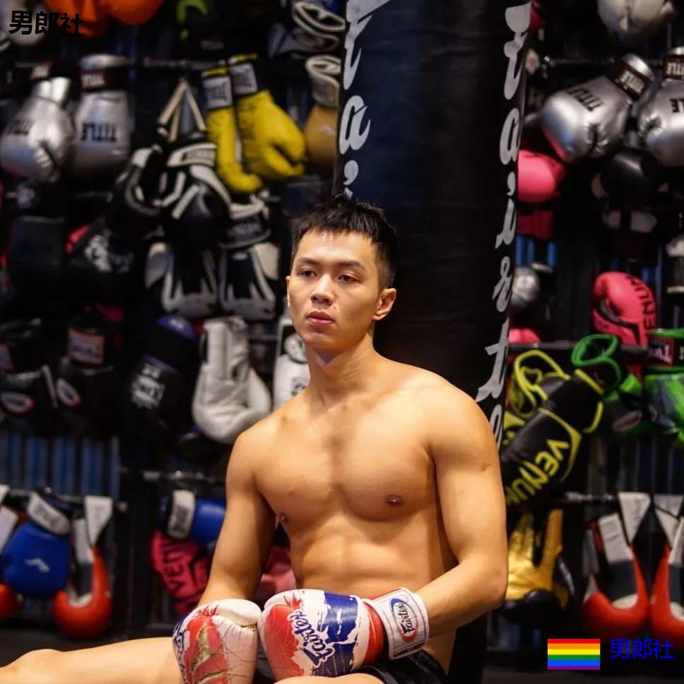 后翘长腿排球体育生，八块腹肌腱子肉，这条件早点下海吧!!-51虹马