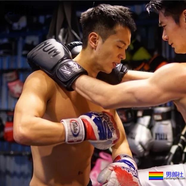 后翘长腿排球体育生，八块腹肌腱子肉，这条件早点下海吧!! - 51虹马