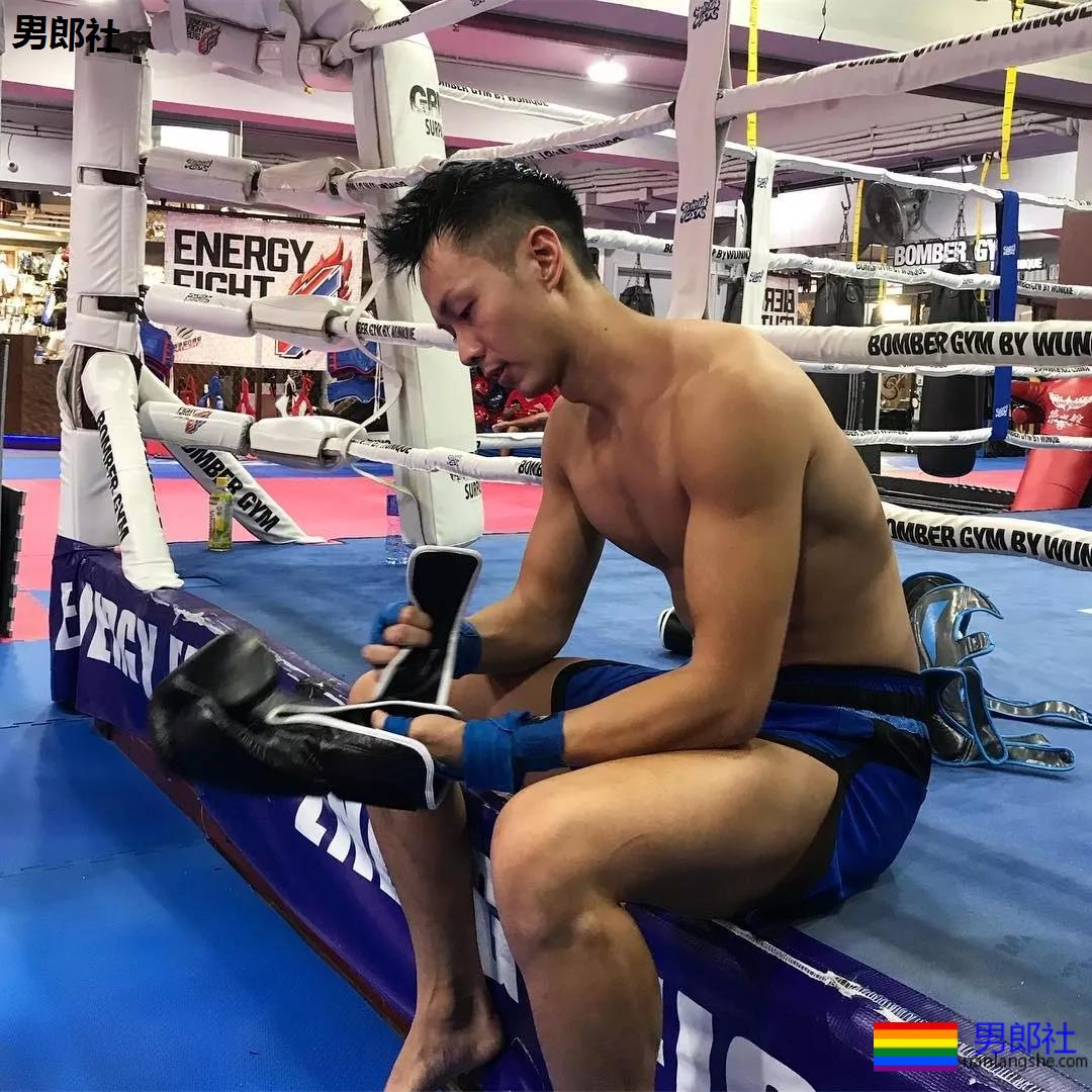 后翘长腿排球体育生，八块腹肌腱子肉，这条件早点下海吧!! - 51虹马