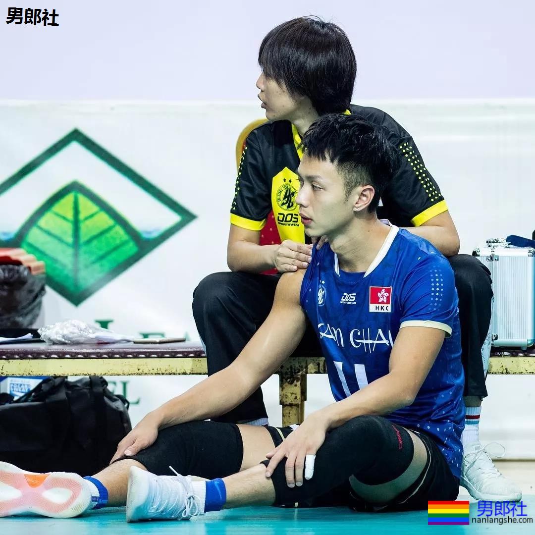 后翘长腿排球体育生，八块腹肌腱子肉，这条件早点下海吧!! - 51虹马