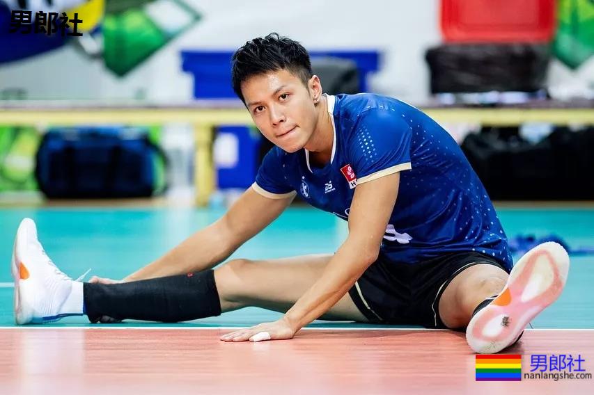 后翘长腿排球体育生，八块腹肌腱子肉，这条件早点下海吧!! - 51虹马