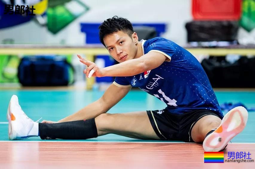 后翘长腿排球体育生，八块腹肌腱子肉，这条件早点下海吧!! - 51虹马