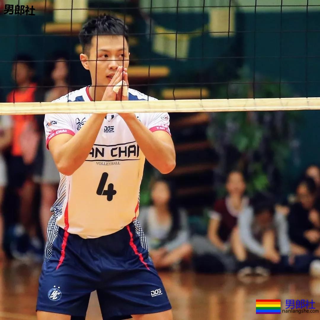 后翘长腿排球体育生，八块腹肌腱子肉，这条件早点下海吧!! - 51虹马