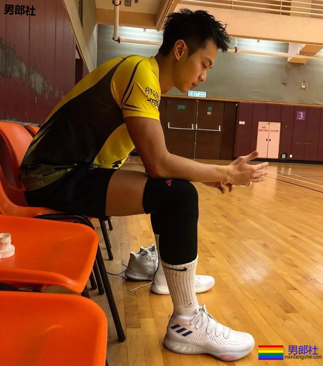 后翘长腿排球体育生，八块腹肌腱子肉，这条件早点下海吧!! - 51虹马