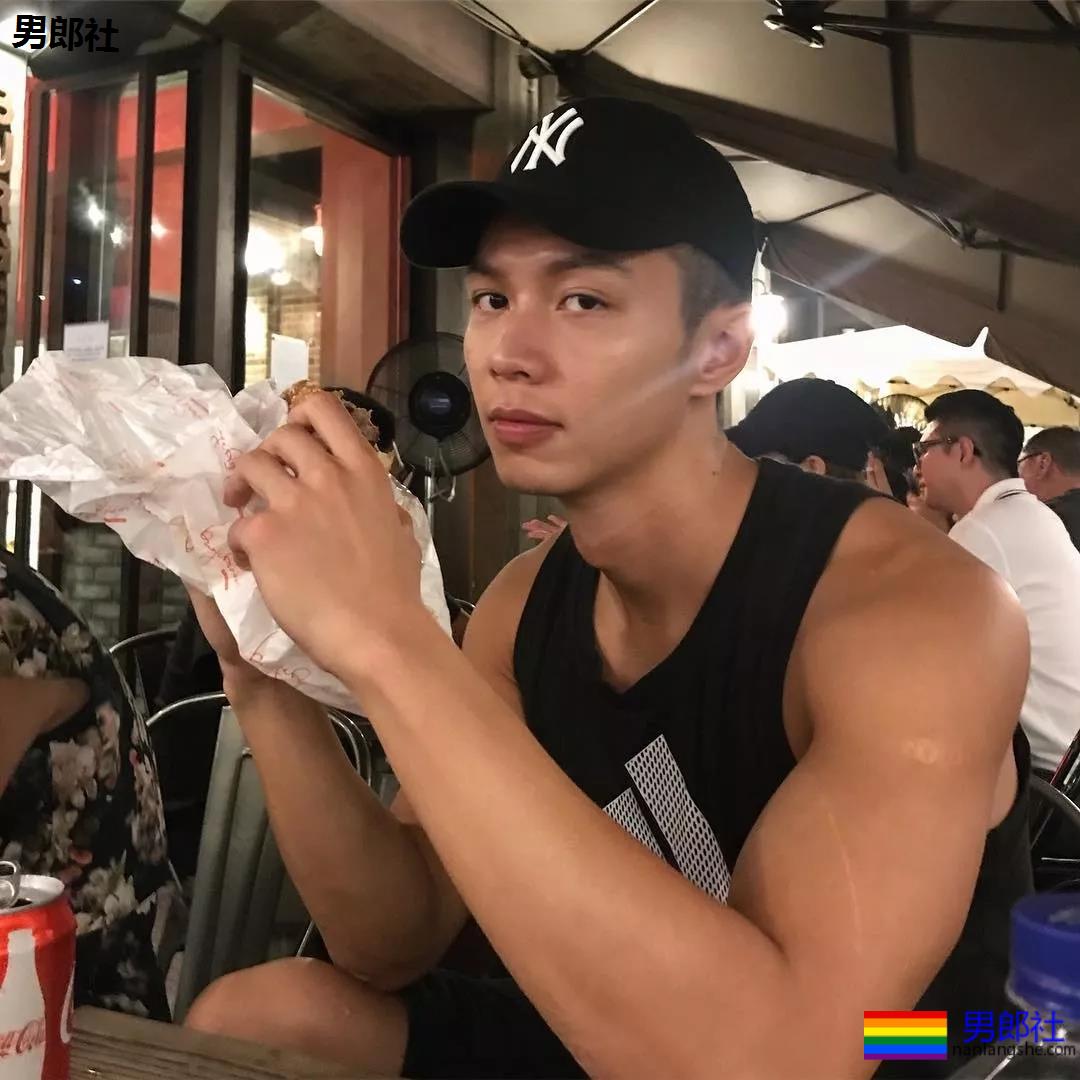 后翘长腿排球体育生，八块腹肌腱子肉，这条件早点下海吧!! - 51虹马