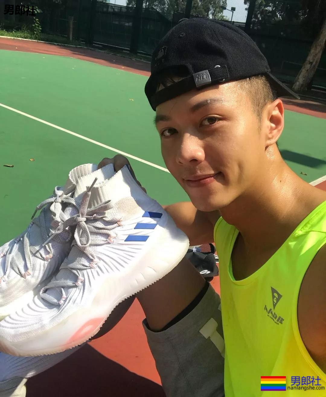 后翘长腿排球体育生，八块腹肌腱子肉，这条件早点下海吧!! - 51虹马