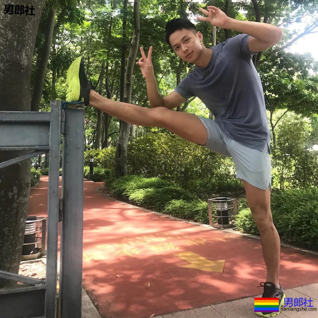 后翘长腿排球体育生，八块腹肌腱子肉，这条件早点下海吧!! - 51虹马