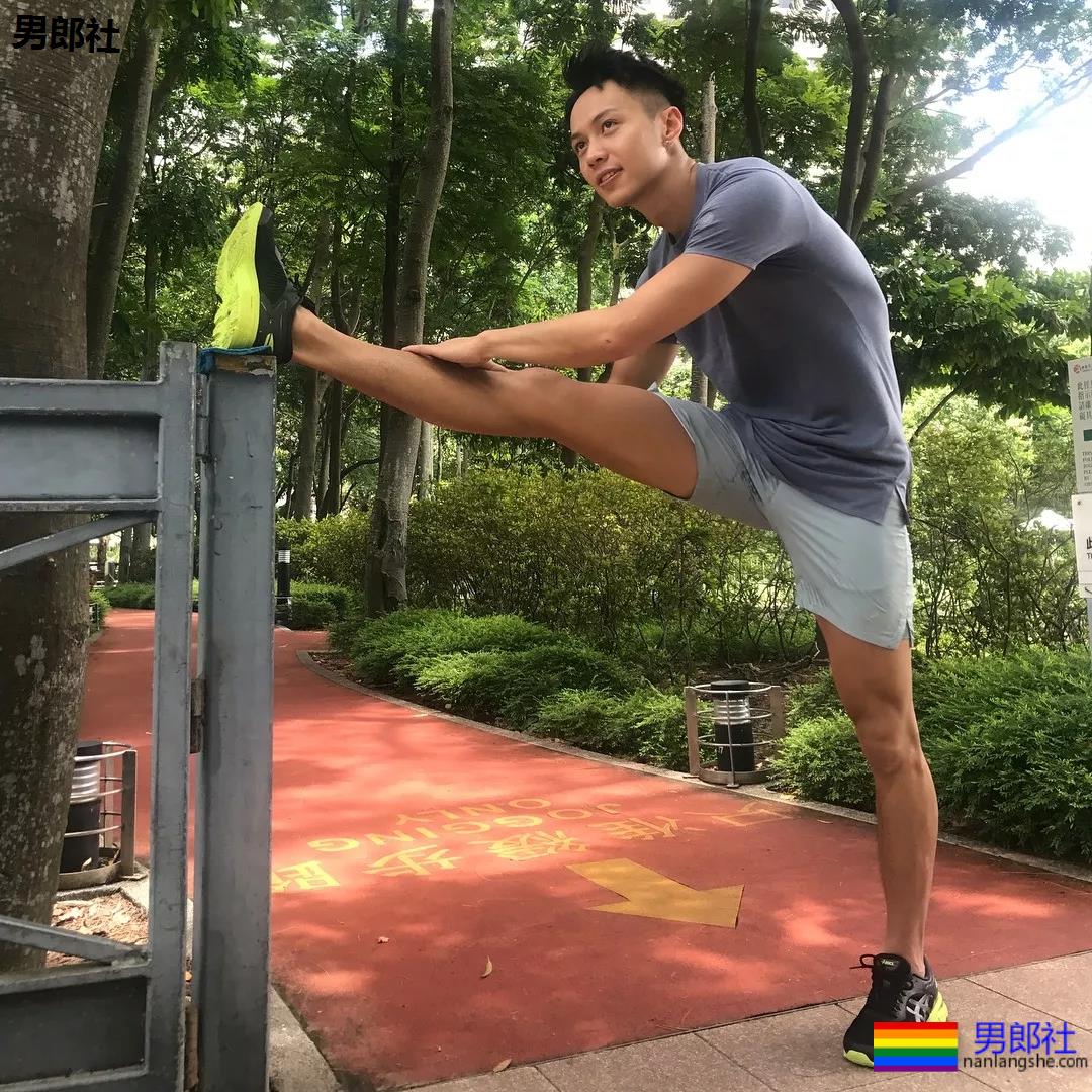 后翘长腿排球体育生，八块腹肌腱子肉，这条件早点下海吧!! - 51虹马