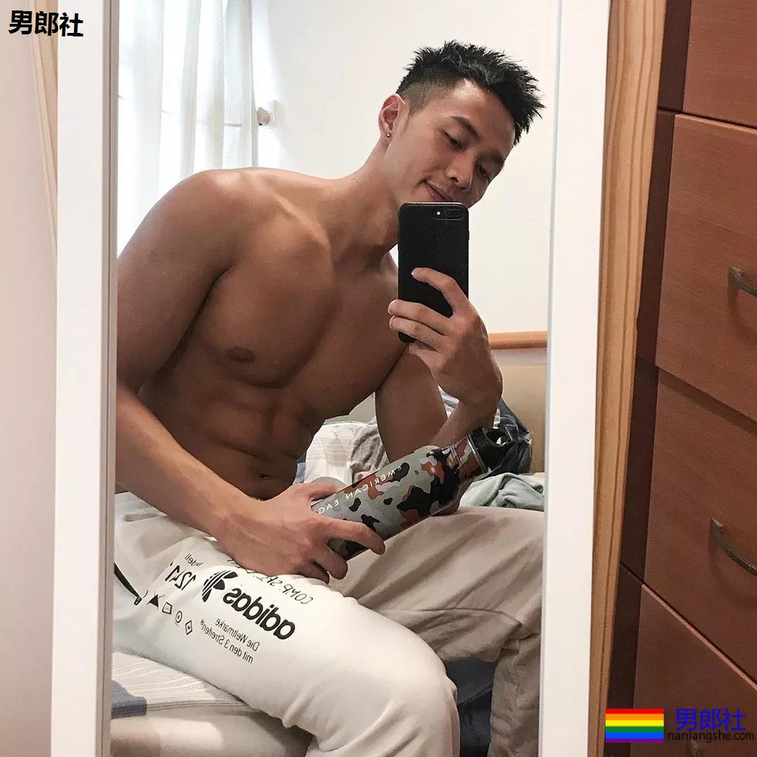 后翘长腿排球体育生，八块腹肌腱子肉，这条件早点下海吧!! - 51虹马